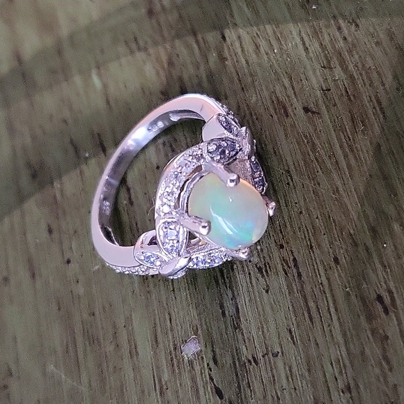 BEAUTIFUL RING - Picture 2 of 7